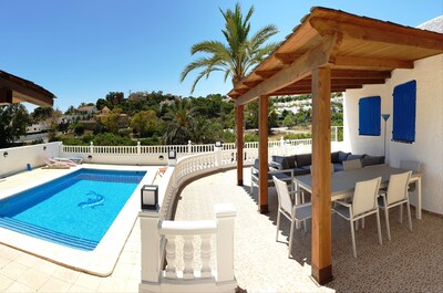 Villa mit Pool, Meerblick, WLAN und Klimaanlage.