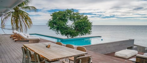 outdoor dinning table