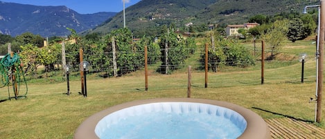 Bañera de hidromasaje al aire libre