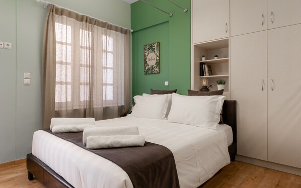 King Size Double Bedroom, 200 cm x 180 cm