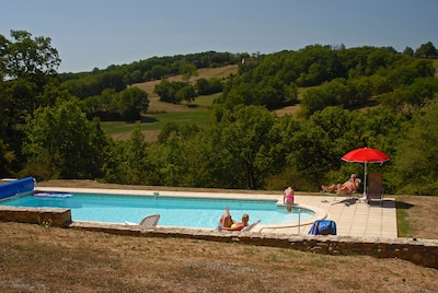 Casa de campo, jardines privados maduros y piscina climatizada, nr Lot y valles del río Dordoña