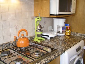 Cocina muy bien equipada.