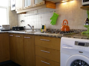 Cocina muy bien equipada.
