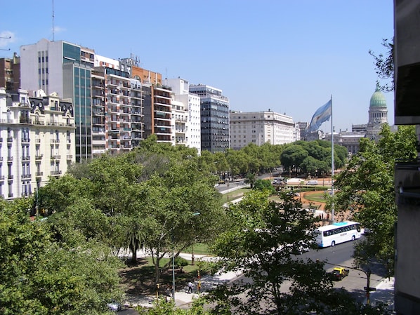 Frente a la Plaza del Congreso Nacional en pleno centro histrico.