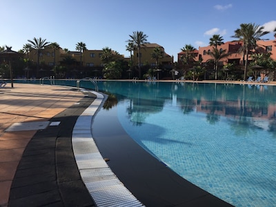 Apartamento en hermosas palmeras y grandes piscinas con terraza privada.