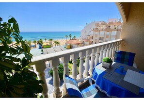 Alicante Real Estate - Torrevieja - vue sur la mer et vue sur la Plaza de La Mata depuis le balcon