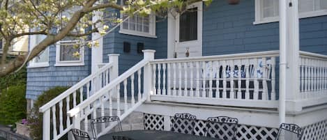 Beautiful Victorian walking distance to town and shops