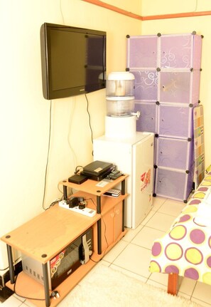 Cosy living and sleeping area with cable TV, wifi, fridge and microwave