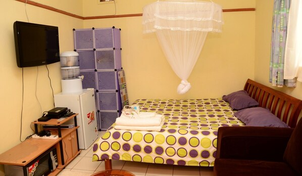 Cosy living and sleeping area with cable TV, wifi, fridge and microwave