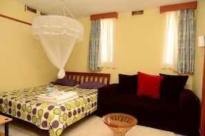 Cosy living and sleeping area with cable TV, wifi, fridge and microwave