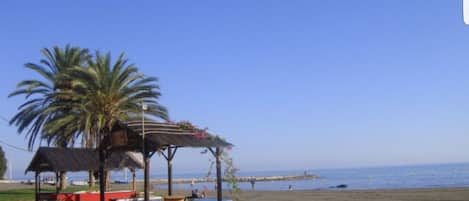 Playa frente al apto a menos de 10 metros. Poco profunda, ideal para niños.