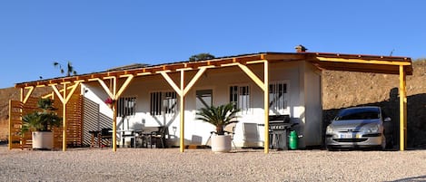 Bungalow mit nördlicher Windschutzwand & BBQ