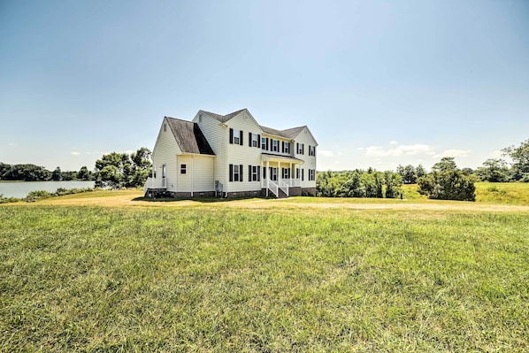 Montross Vacation Rental | 4BR | 2.5BA | 3,200 Sq Ft | Steps to Access