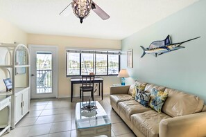 Living Room | Queen Sleeper Sofa | Free WiFi | Smart TV