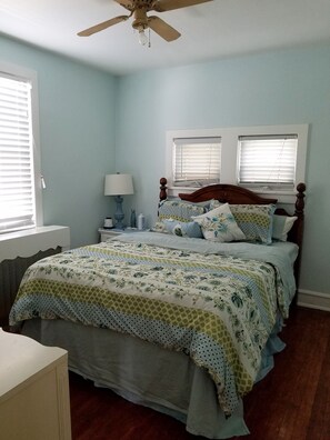 Master Bedroom, queen size bed.