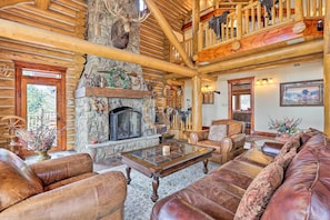 Living Room | Fireplace | Mountain Décor