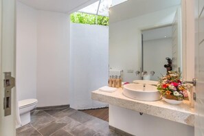 3 BR LSRN Modern Villa Seminyak 