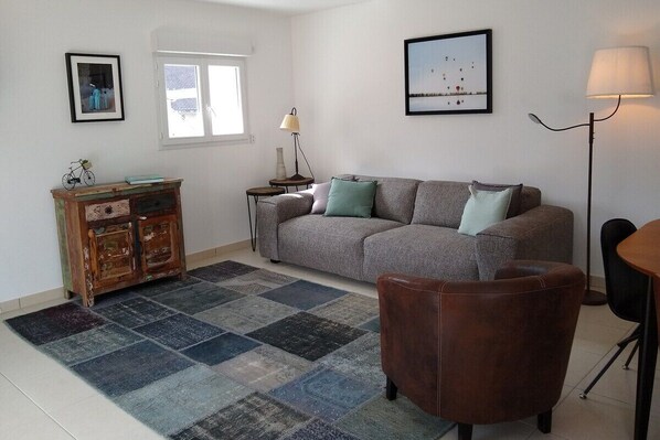 The beautifully decorated open plan lounge provides excellent comfortable living space with, TV, record player mp3 and french doors to the balcony and stunning mountain views