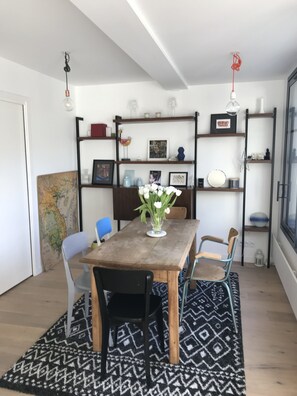 Salle à manger donnant sur le jardin