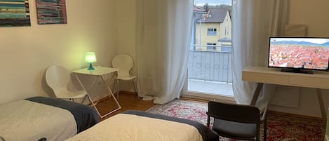 Zimmer 3 hat eigenes Balkon: Blick in den Garten sowie Würzburger Str.