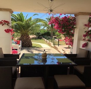 Villa con jardín privado y terrazas con piscina en Cala D'or 