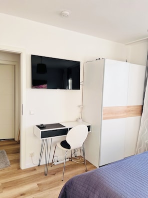 Schreibtisch, TV, Kleiderschrank