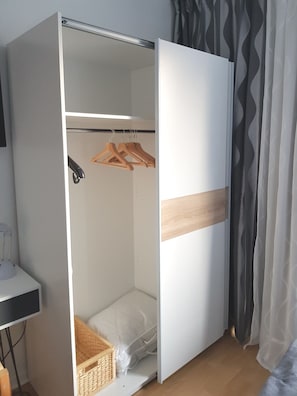 Kleiderschrank