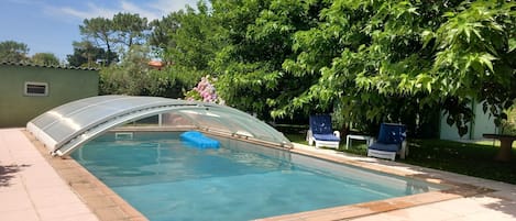 piscine chauffée, baignade garantie même en cas de mauvais temps.