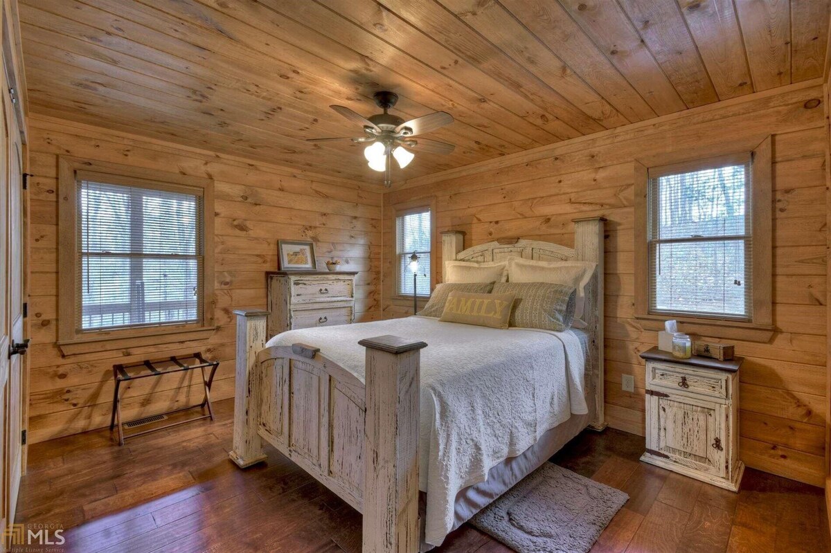 Luxury Blue Ridge cabin with long-range views & Peloton Bike!