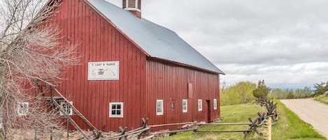 Gorgeous grounds surround the barn | Exterior