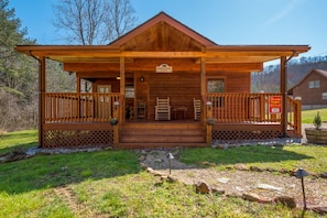 Tennessee Vacation Rental - Bear Run - Covered Entry Deck