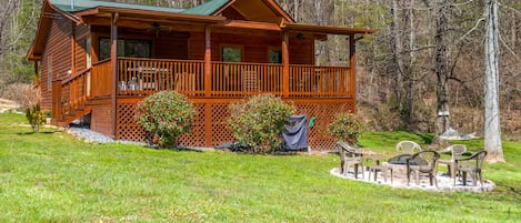 Tennessee Vacation Rental - Bear Run - Covered Back Deck
