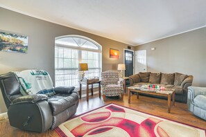 Living Room | Free WiFi | Smart TV | Electric Fireplace