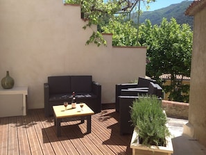 terrasse avec salon de jardin