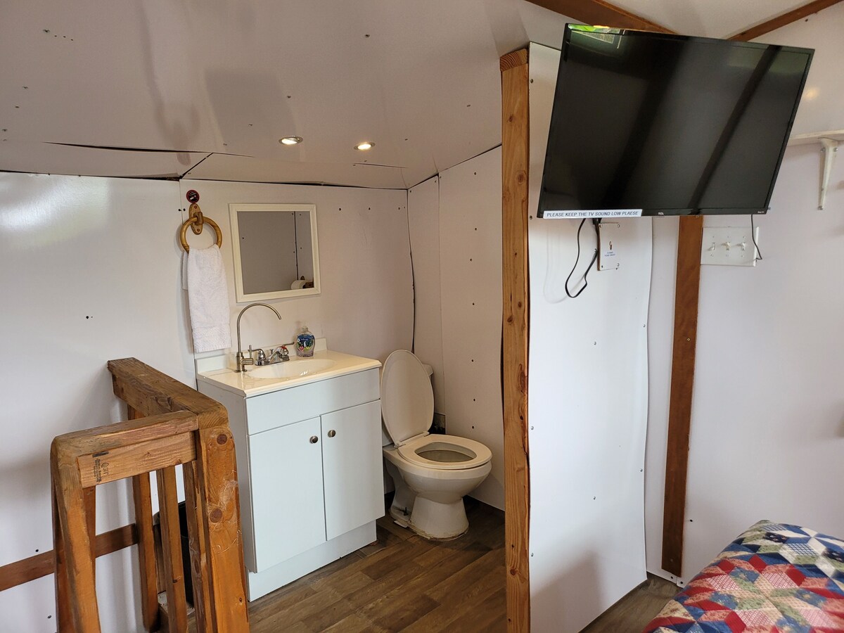 #3 cabin – private space in volcano with TV, Microwave and indoor bathroom