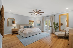 Primary bedroom with King bed & ensuite.