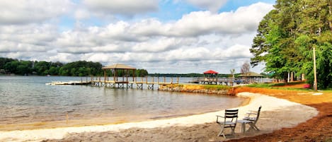 270' Shoreline with one of the Biggest Sandy Beaches on LKN!