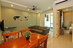 Homey Suite Surrounded by Local Cuisines