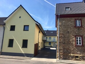 Außenansicht - Haus links