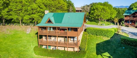 Convenient to Pigeon Forge Cabin Rental "Three Bears"