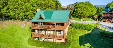 Convenient to Pigeon Forge Cabin Rental "Three Bears"