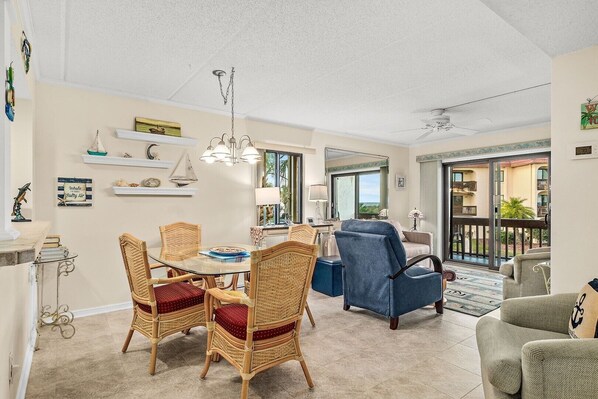 5211 Living/Dining Area