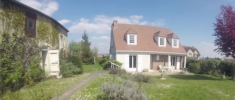 villa avec sa dependance et le jardin