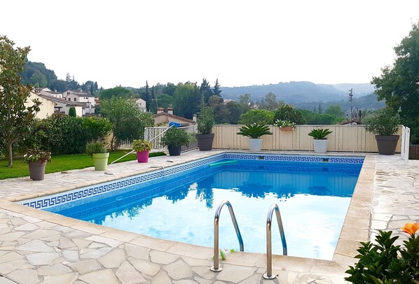 Piscine, terrasse et jardin pour profiter des bons moments