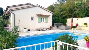 Piscine terrasse et cuisine d'été barbecue