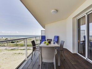 Tabelle, Möbel, Gebäude, Fenster, Himmel, Schatten, Veranda, Holz, Stuhl, Haus