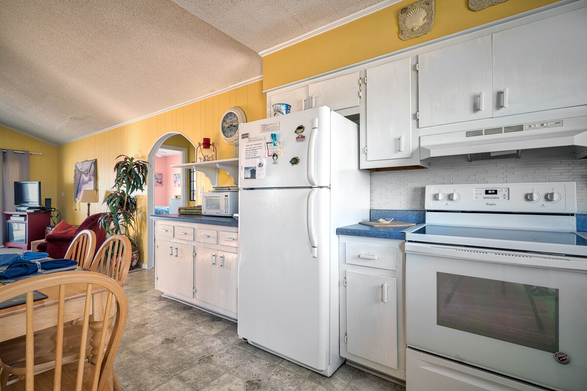 OCEAN FRONT, 4BD 2BA, FENCED YARD, PET FRIENDLY, DIRECT BEACH ACCESS