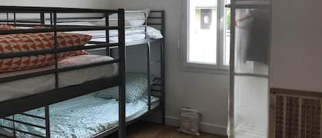 Chambre enfants avec 2 lits superposés