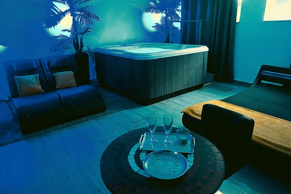 Indoor spa tub