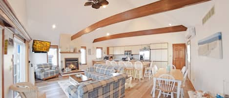 Great room overloaking the beach and Delaware Bay